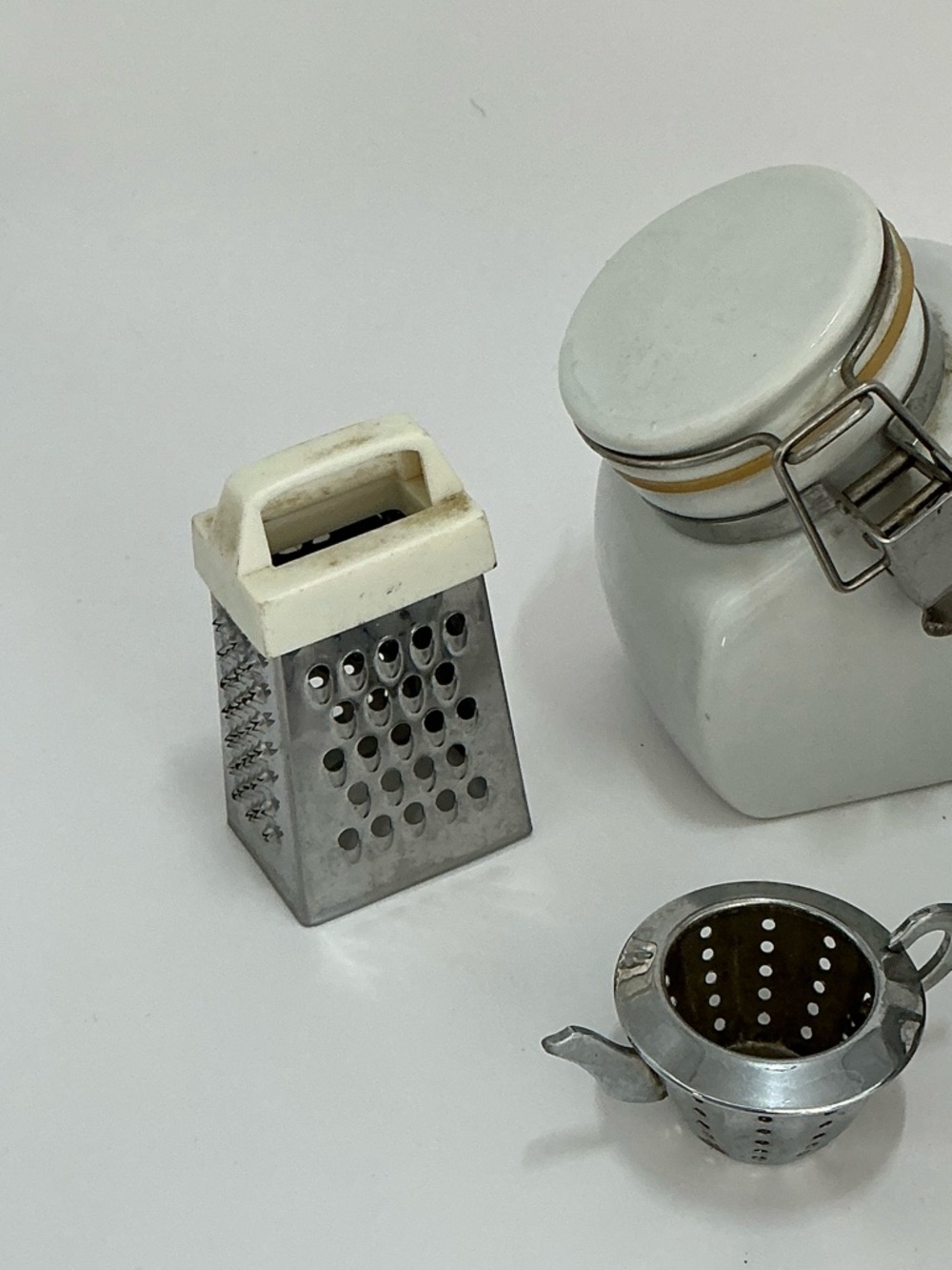 Vintage Miniature Kitchen Set Metal & Ceramic Playset or for collectors - Picture 2 of 15